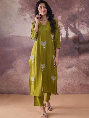 Ethnic Motifs Embroidered Straight Thread Work Kurta With Trouser 1