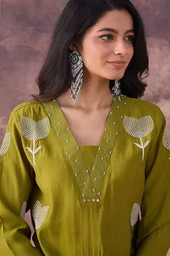 Ethnic Motifs Embroidered Straight Thread Work Kurta With Trouser