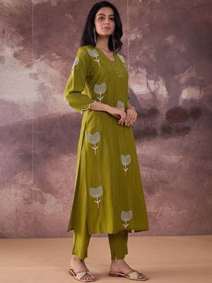 Ethnic Motifs Embroidered Straight Thread Work Kurta With Trouser 3
