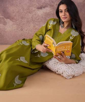 Ethnic Motifs Embroidered Straight Thread Work Kurta With Trouser 6