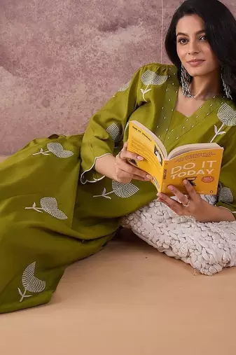 Ethnic Motifs Embroidered Straight Thread Work Kurta With Trouser