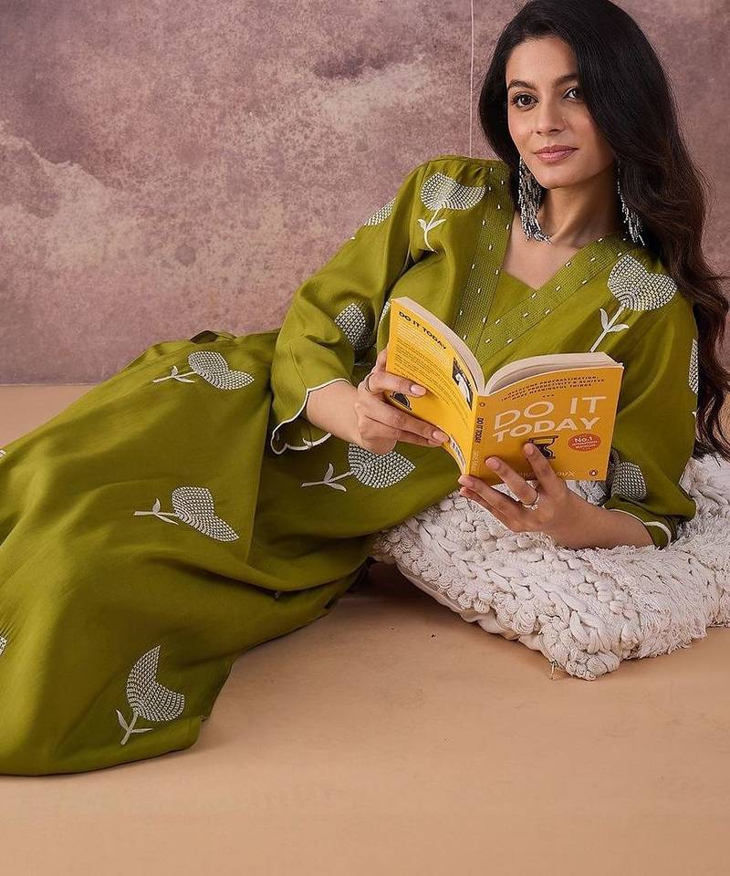 Ethnic Motifs Embroidered Straight Thread Work Kurta With Trouser
