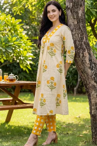 Women Floral Printed Panelled  Cotton Kurta with Trousers