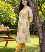 Women Floral Printed Panelled  Cotton Kurta with Trousers
