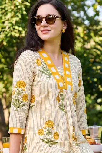 Women Floral Printed Panelled  Cotton Kurta with Trousers