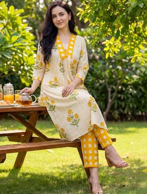 Women Floral Printed Panelled  Cotton Kurta with Trousers 5