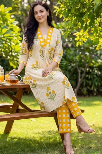 Women Floral Printed Panelled  Cotton Kurta with Trousers