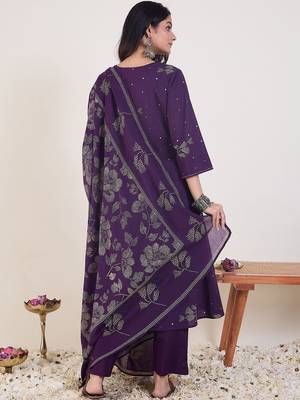 Ethnic Motifs Printed V-Neck  Cotton Anarkali Kurta With Trousers & Dupatta 5