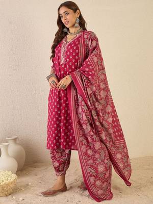 Women Floral Printed Regular V-Neck Kurta with Salwar & Dupatta 6