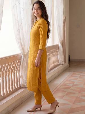 Women Regular Thread Work Kurta with Trousers 3