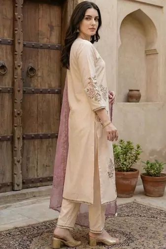 Women Floral Embroidered Regular Thread Work Kurta with Trousers & With Dupatta