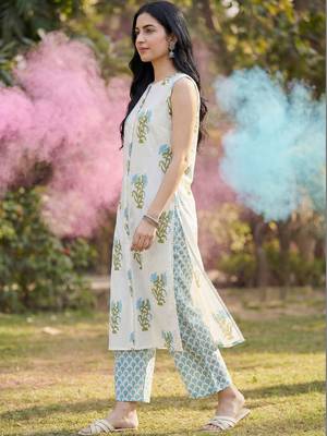 Women Floral Printed Regular  Cotton Kurta with Trousers 2