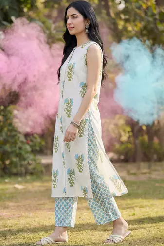 Women Floral Printed Regular  Cotton Kurta with Trousers