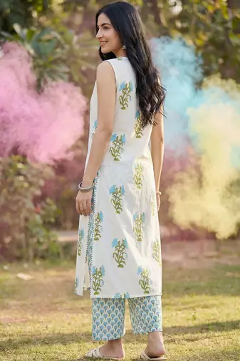 Women Floral Printed Regular  Cotton Kurta with Trousers