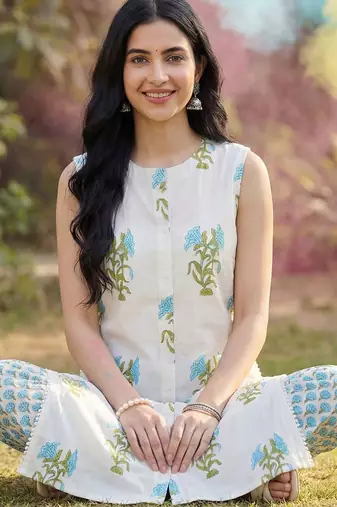 Women Floral Printed Regular  Cotton Kurta with Trousers