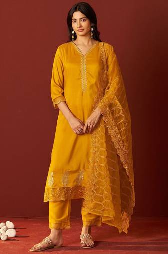 Women Floral Embroidered Kurta with Trousers & Dupatta