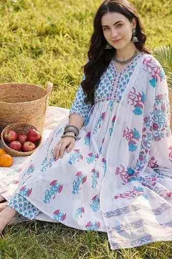 Women Floral Printed Empire  Cotton Kurta with Trousers & With Dupatta