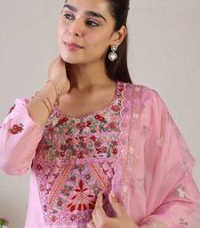 Floral Embroidered Round Neck Thread Work Straight Kurta & Trousers & Dupatta