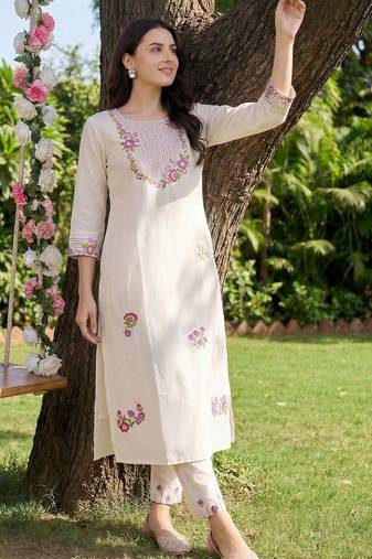 Women Floral Embroidered Thread Work Kurta with Trousers