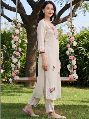 Women Floral Embroidered Regular Thread Work Kurta with Trousers 3