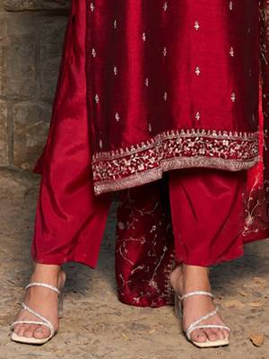 Ethnic Motifs Embroidered V-Neck Thread Work Kurta with Trousers & Dupatta 7
