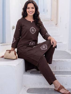 Women Ethnic Motifs Embroidered Regular Thread Work  Cotton Kurta with Trousers 1