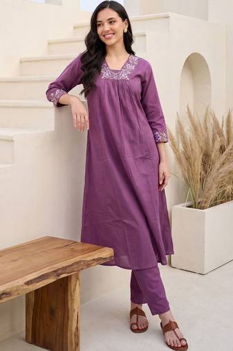 Women Ethnic Motifs Embroidered Thread Work Cotton Kurta with Trousers