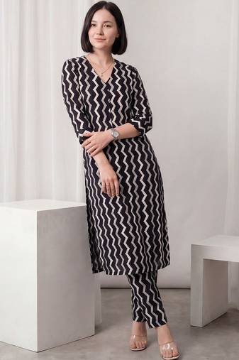 Women Printed Cotton Kurta with Trousers