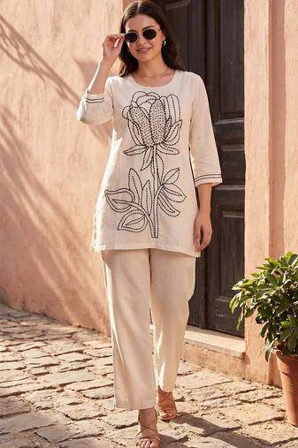 Women Floral Embroidered Thread Work Cotton Kurta with Trousers