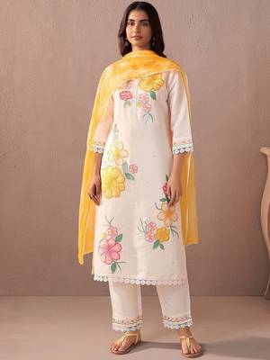 Women Floral Embroidered Regular Thread Work Kurta with Trousers & With Dupatta 2