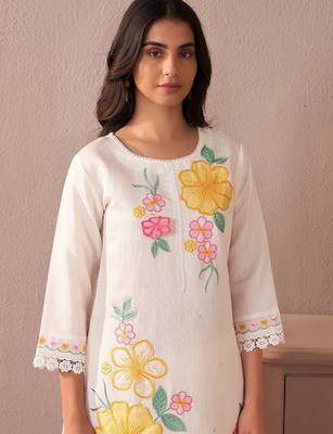 Women Floral Embroidered Regular Thread Work Kurta with Trousers & With Dupatta 3
