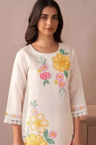 Women Floral Embroidered Regular Thread Work Kurta with Trousers & With Dupatta