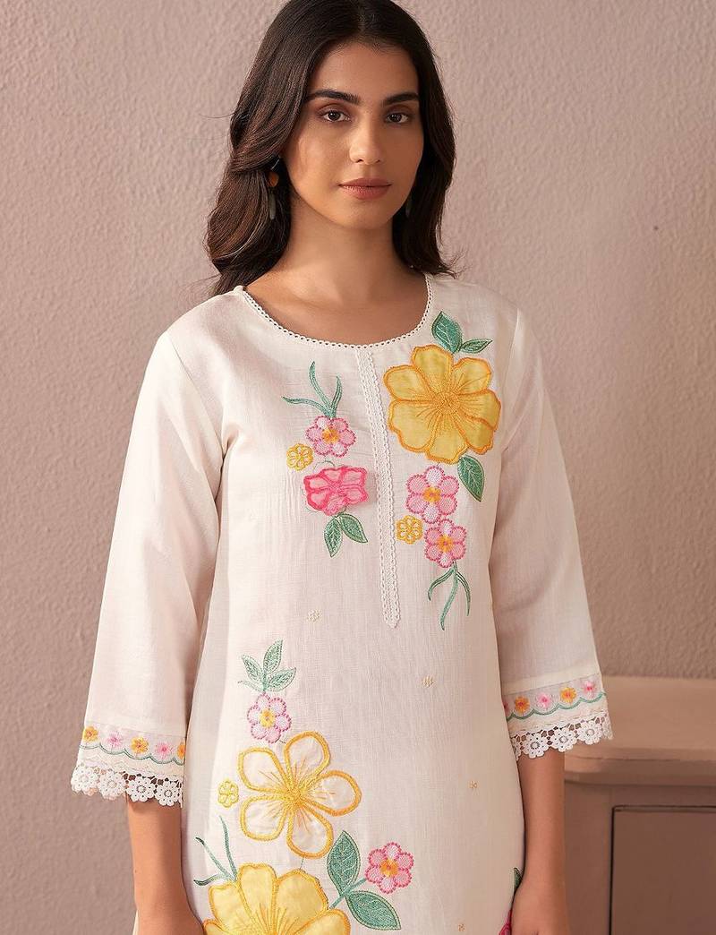 Women Floral Embroidered Regular Thread Work Kurta with Trousers & With Dupatta