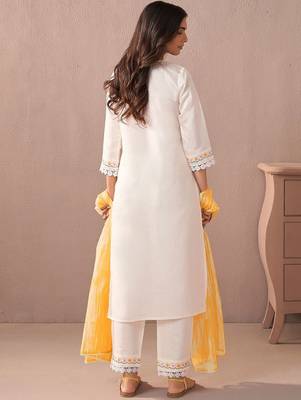 Women Floral Embroidered Regular Thread Work Kurta with Trousers & With Dupatta 4