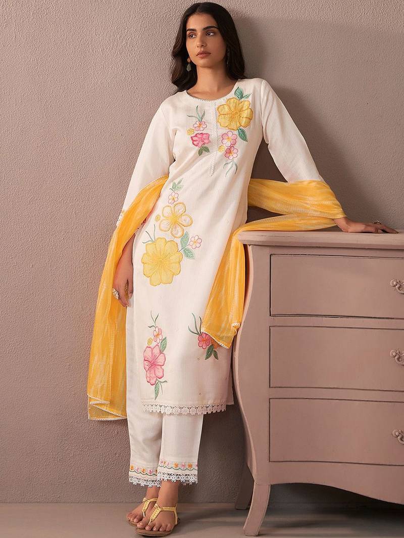 Women Floral Embroidered Regular Thread Work Kurta with Trousers & With Dupatta