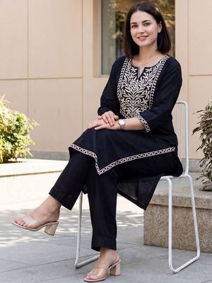 Women Ethnic Motifs Embroidered Regular Thread Work  Cotton Kurta with Trousers 1
