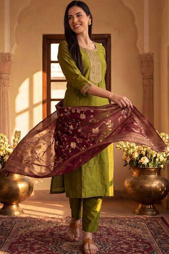 Women Ethnic Motifs Embroidered Thread Work Kurta with Trousers & With Dupatta