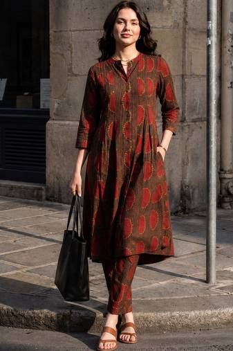 Women Ethnic Motifs Printed Cotton Kurta with Trousers