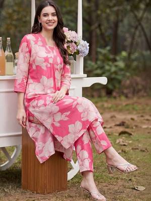 Women Floral Printed Regular Kurta with Trousers 1
