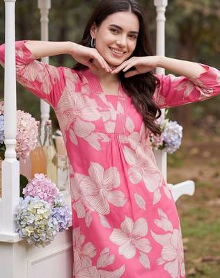 Women Floral Printed Regular Kurta with Trousers 2