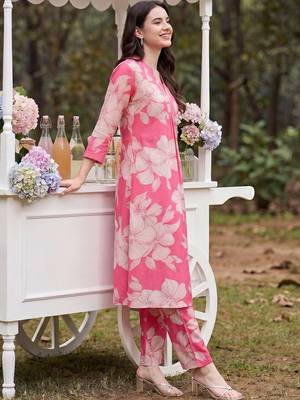 Women Floral Printed Regular Kurta with Trousers 4