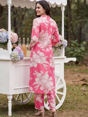 Women Floral Printed Regular Kurta with Trousers 6