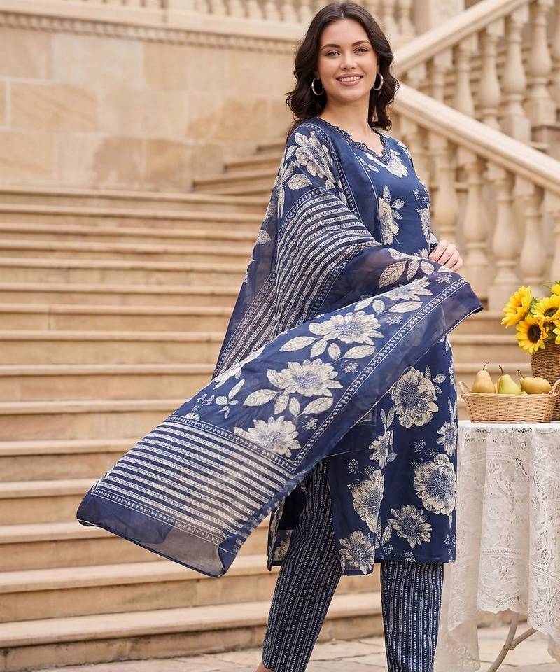 Women Floral Printed Regular Kurta with Trousers & With Dupatta
