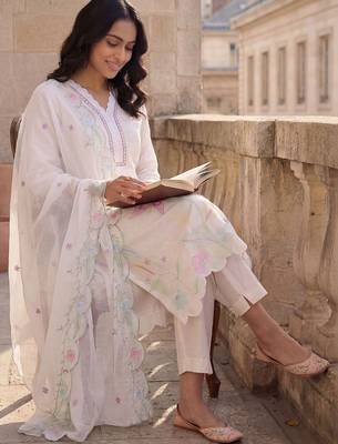 Women Floral Embroidered Regular Thread Work Kurta with Trousers & With Dupatta 1
