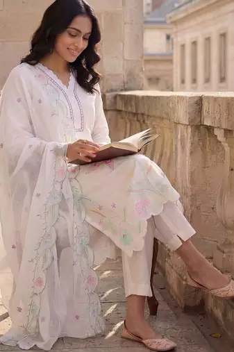 Women Floral Embroidered Regular Thread Work Kurta with Trousers & With Dupatta