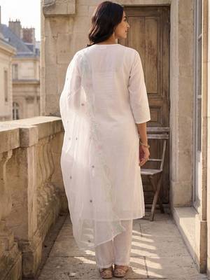 Women Floral Embroidered Regular Thread Work Kurta with Trousers & With Dupatta 6