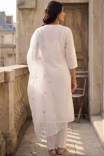 Women Floral Embroidered Regular Thread Work Kurta with Trousers & With Dupatta