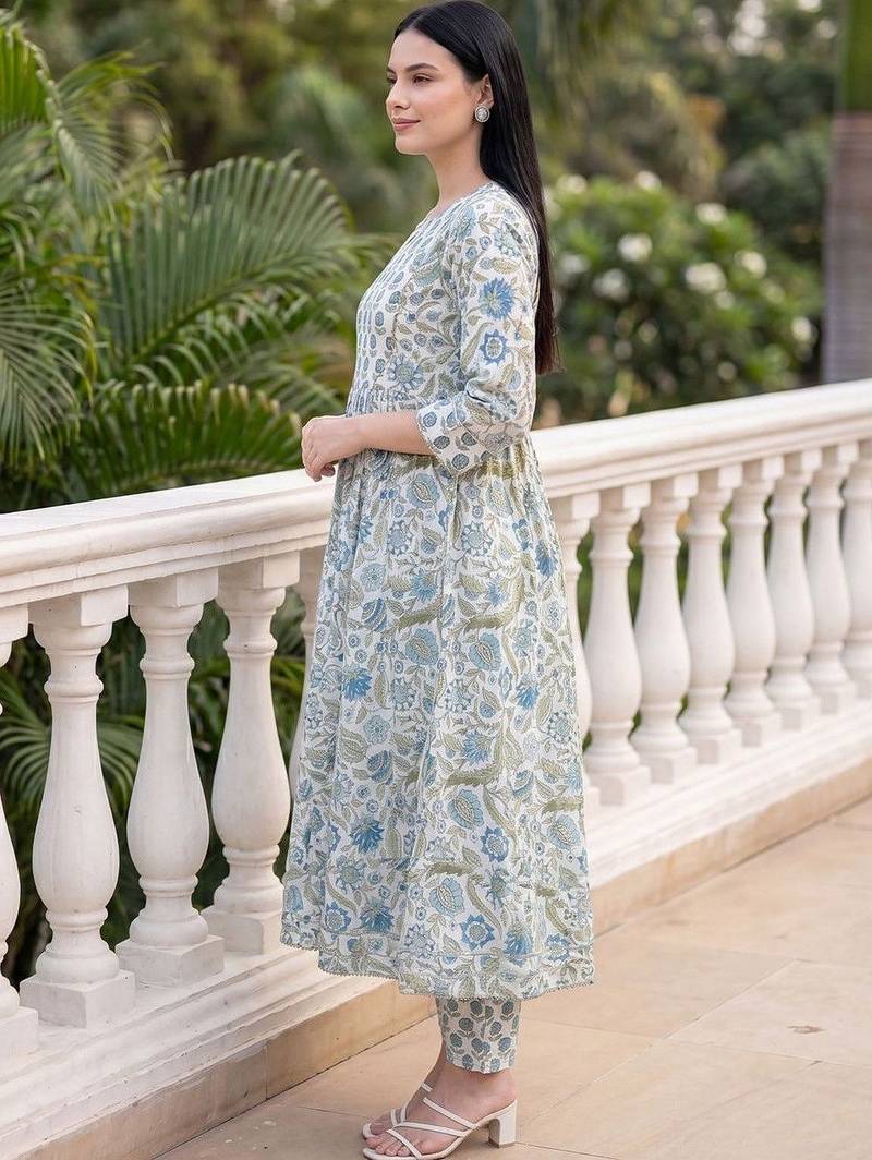Women Floral Printed Empire  Cotton Kurta with Trousers & With Dupatta