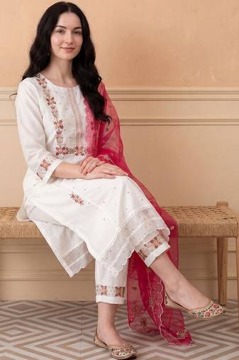 Women Ethnic Motifs Embroidered Thread Work Kurta with Trousers & With Dupatta