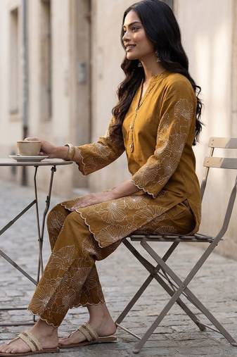 Women Floral Embroidered Thread Work Cotton Kurta with Trousers